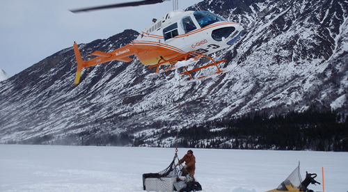 Un hélicoptère effectue une livraison importante dans une communauté nordique isolée